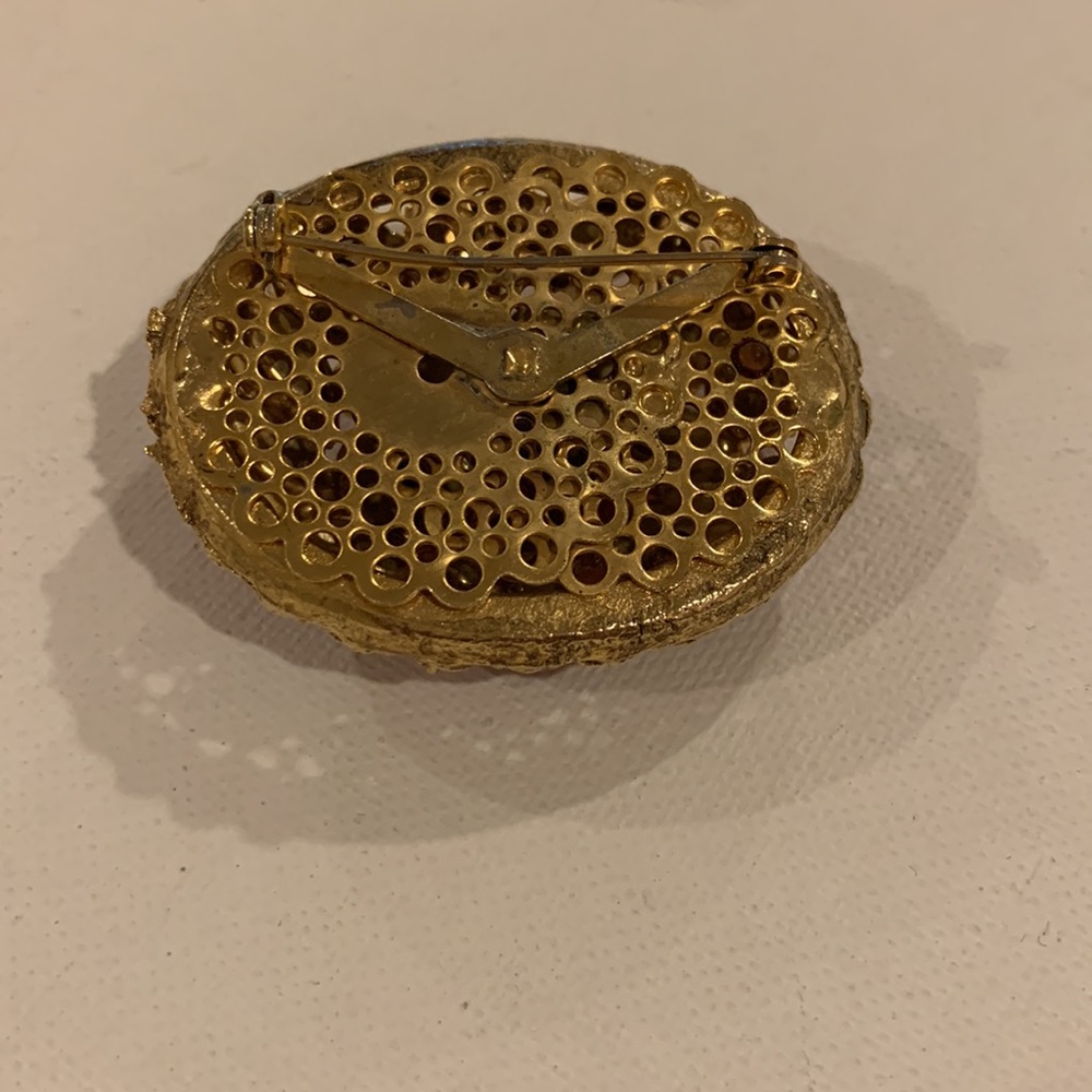 Red Brooch Pin - Picture 3 of 3